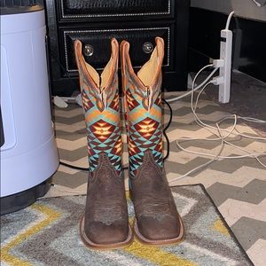 Women’s cinch boots size 9